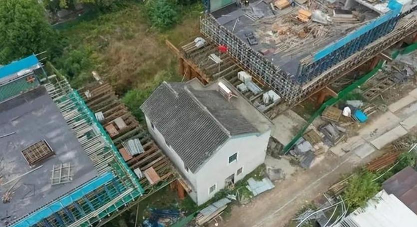 O femeie care a refuzat să se mute s-a trezit că locuința ei e pe traseul unei căi ferate. Cum a ajuns în această situație absurdă 1007572