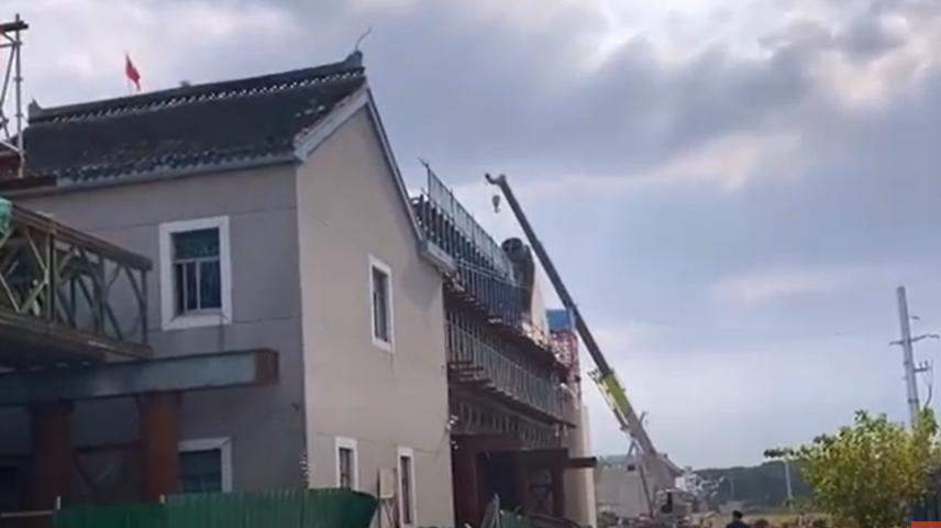 O femeie care a refuzat să se mute s-a trezit că locuința ei e pe traseul unei căi ferate. Cum a ajuns în această situație absurdă 1007574