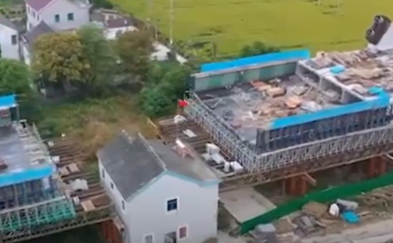 O femeie care a refuzat să se mute s-a trezit că locuința ei e pe traseul unei căi ferate. Cum a ajuns în această situație absurdă 1007575