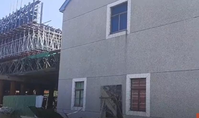 O femeie care a refuzat să se mute s-a trezit că locuința ei e pe traseul unei căi ferate. Cum a ajuns în această situație absurdă 1007576