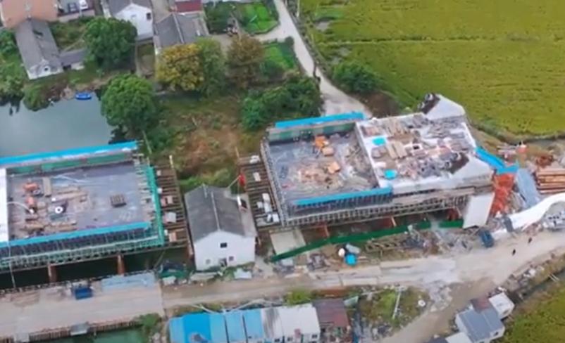 O femeie care a refuzat să se mute s-a trezit că locuința ei e pe traseul unei căi ferate. Cum a ajuns în această situație absurdă 1007577