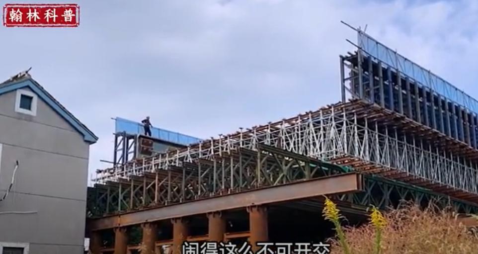 O femeie care a refuzat să se mute s-a trezit că locuința ei e pe traseul unei căi ferate. Cum a ajuns în această situație absurdă 1007578