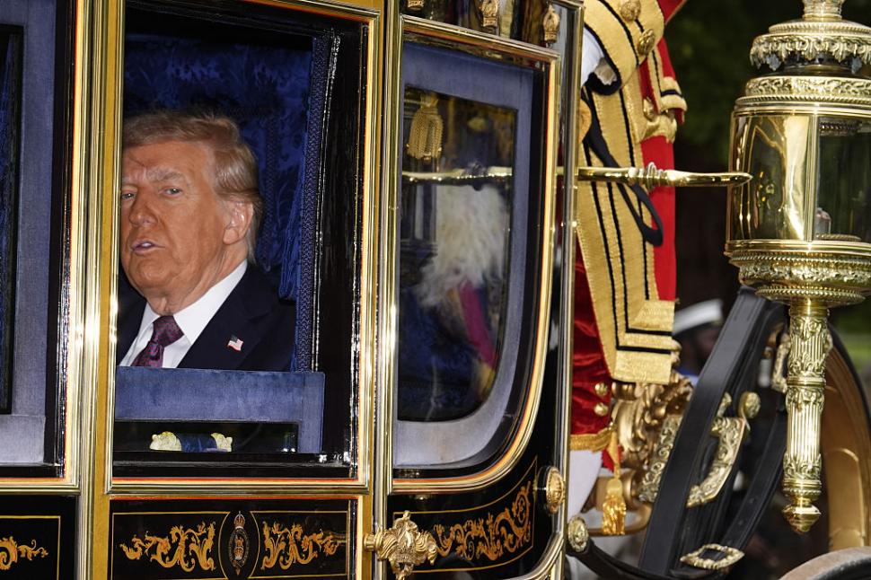 Moment istoric. Donald Trump și Melania au fost plimbați cu caleașca de aur la Windsor. Castelul e înconjurat de un "scut de oțel" 1008013