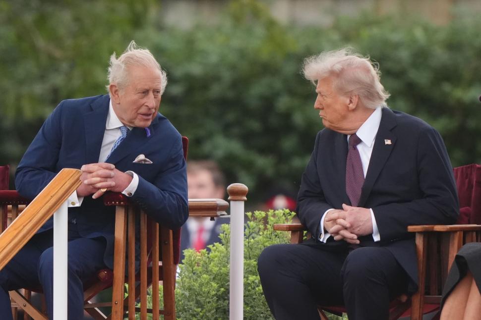 Mii de protestatari anti-Trump mărșăluiesc la Londra, în timp ce Regele Charles îl găzduieşte pe președintele SUA la Windsor  1008123