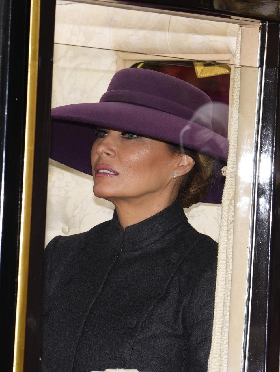 Pălăria Melaniei, broșa cu pene a lui Kate și alte simboluri. Diplomația modei la vizita lui Trump în sânul familiei regale 1008139