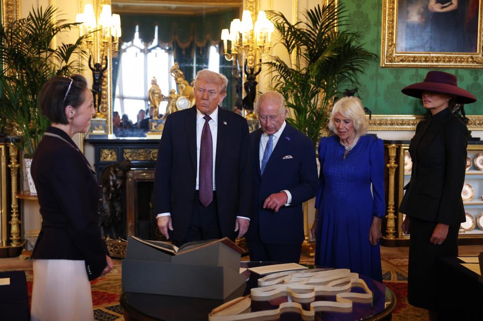 Pălăria Melaniei, broșa cu pene a lui Kate și alte simboluri. Diplomația modei la vizita lui Trump în sânul familiei regale 1008147