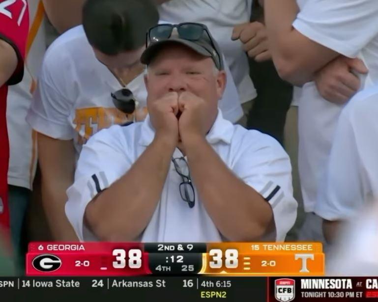 Imagini virale cu un american care a fost filmat ca la Coldplay în timpul unui meci. Minţise că este bolnav ca să nu meargă la muncă  1008164