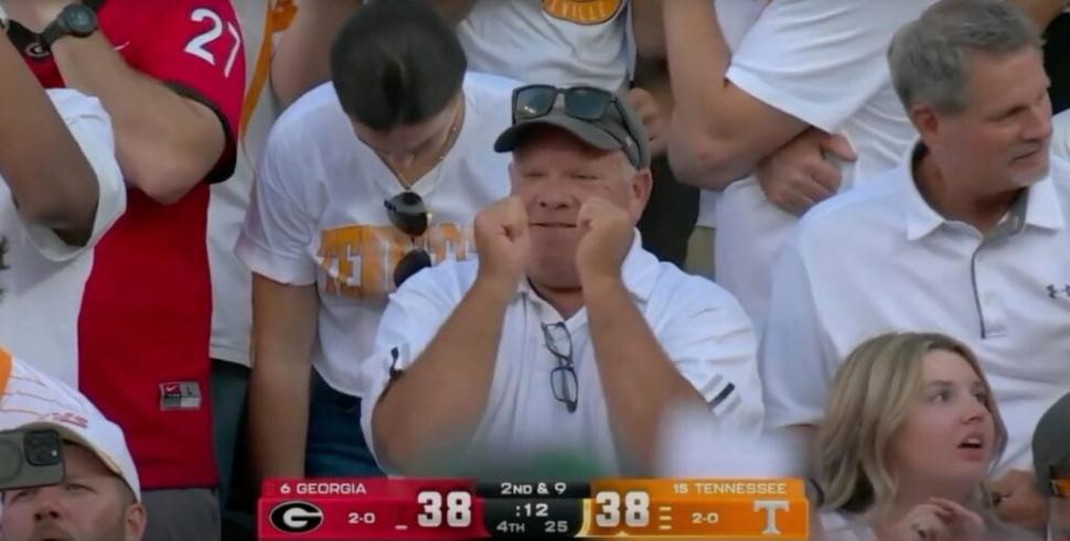 Imagini virale cu un american care a fost filmat ca la Coldplay în timpul unui meci. Minţise că este bolnav ca să nu meargă la muncă  1008167