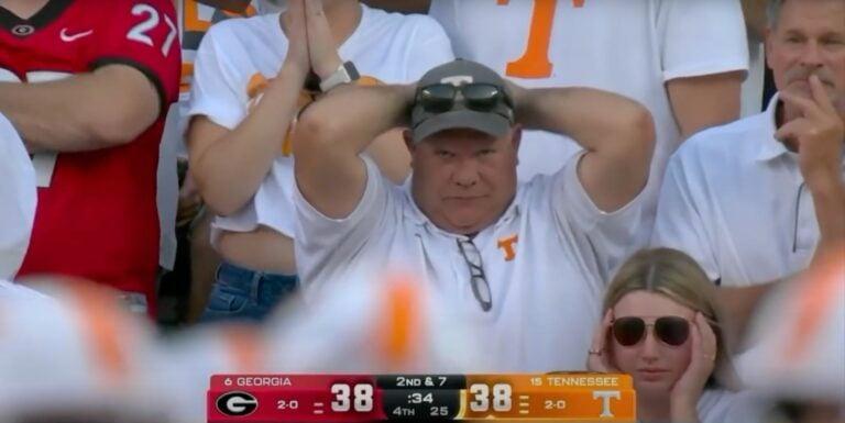 Imagini virale cu un american care a fost filmat ca la Coldplay în timpul unui meci. Minţise că este bolnav ca să nu meargă la muncă  1008168