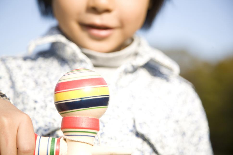 Kendama, din nou la modă. Influencerii de pe TikTok au transformat jucăria într-un fenomen al vânzărilor, la fel ca păpuşa Labubu 1008425