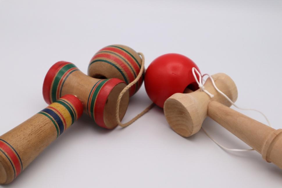 Kendama, din nou la modă. Influencerii de pe TikTok au transformat jucăria într-un fenomen al vânzărilor, la fel ca păpuşa Labubu 1008426