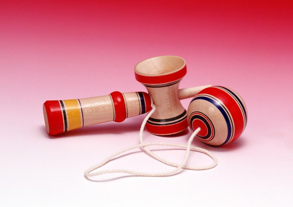 Kendama, din nou la modă. Influencerii de pe TikTok au transformat jucăria într-un fenomen al vânzărilor, la fel ca păpuşa Labubu 1008427