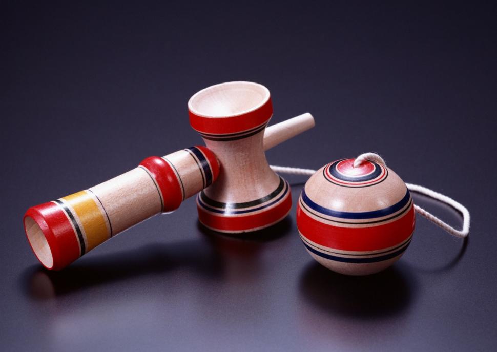 Kendama, din nou la modă. Influencerii de pe TikTok au transformat jucăria într-un fenomen al vânzărilor, la fel ca păpuşa Labubu 1008429