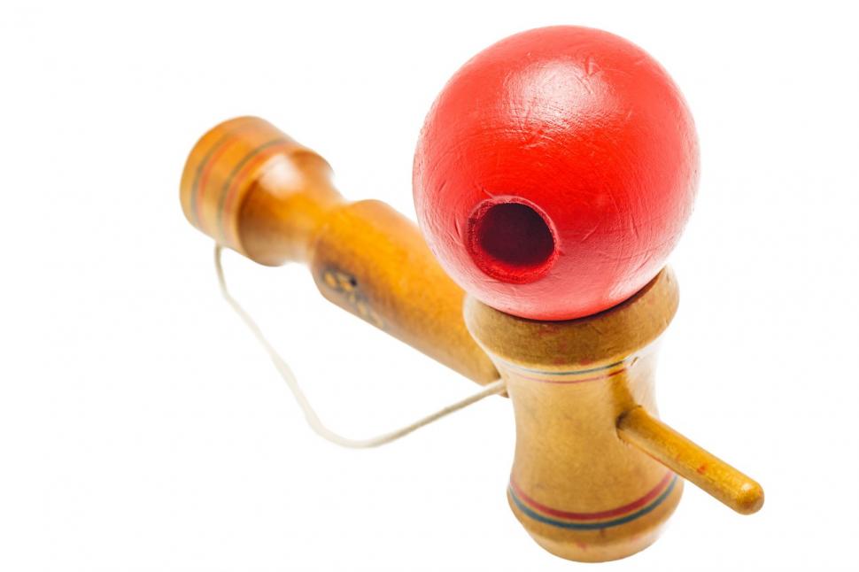 Kendama, din nou la modă. Influencerii de pe TikTok au transformat jucăria într-un fenomen al vânzărilor, la fel ca păpuşa Labubu 1008430