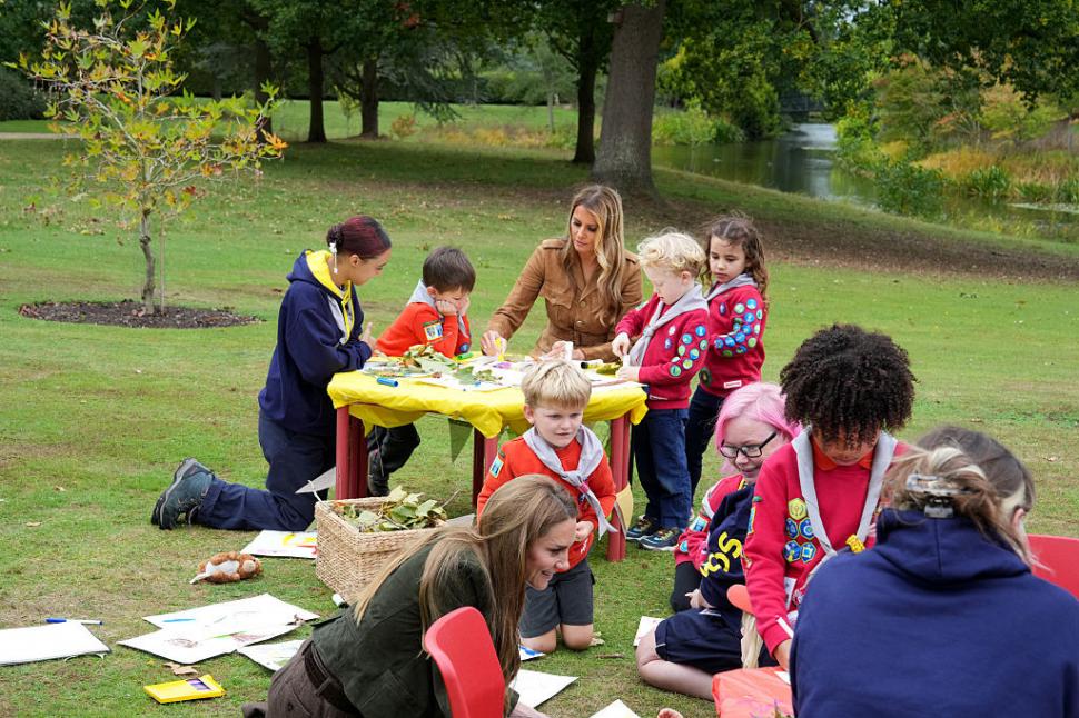 Imagini senzaționale cu Melania Trump și prințesa Catherine. După bal, au ieșit afară ca să facă „hoteluri pentru insecte” 1008547