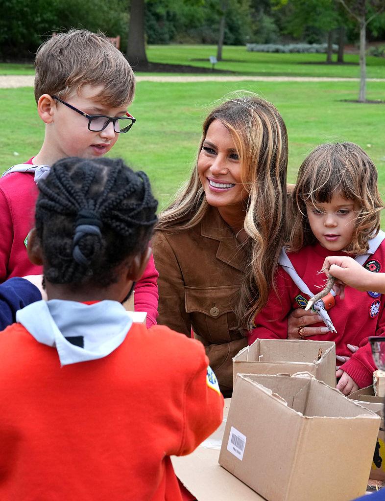 Imagini senzaționale cu Melania Trump și prințesa Catherine. După bal, au ieșit afară ca să facă „hoteluri pentru insecte” 1008551