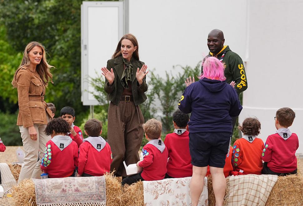 Imagini senzaționale cu Melania Trump și prințesa Catherine. După bal, au ieșit afară ca să facă „hoteluri pentru insecte” 1008552