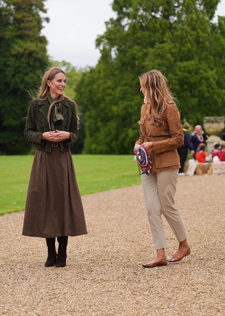 Imagini senzaționale cu Melania Trump și prințesa Catherine. După bal, au ieșit afară ca să facă „hoteluri pentru insecte” 1008553