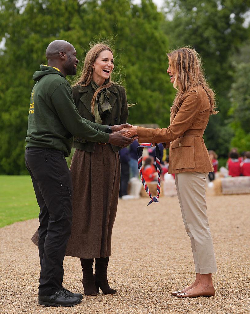 Imagini senzaționale cu Melania Trump și prințesa Catherine. După bal, au ieșit afară ca să facă „hoteluri pentru insecte” 1008562