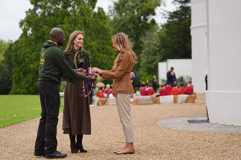 Imagini senzaționale cu Melania Trump și prințesa Catherine. După bal, au ieșit afară ca să facă „hoteluri pentru insecte” 1008566