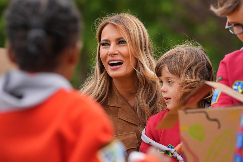 Imagini senzaționale cu Melania Trump și prințesa Catherine. După bal, au ieșit afară ca să facă „hoteluri pentru insecte” 1008568