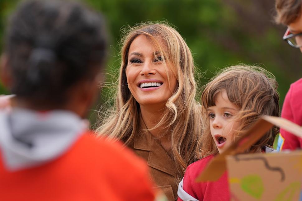 Imagini senzaționale cu Melania Trump și prințesa Catherine. După bal, au ieșit afară ca să facă „hoteluri pentru insecte” 1008569