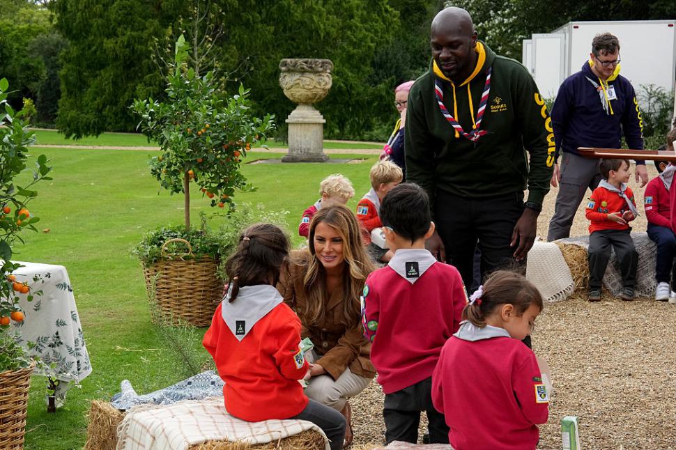 Imagini senzaționale cu Melania Trump și prințesa Catherine. După bal, au ieșit afară ca să facă „hoteluri pentru insecte” 1008570