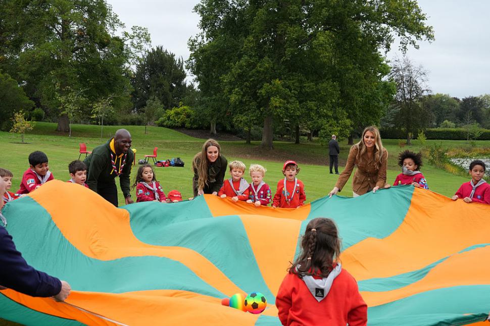 Imagini senzaționale cu Melania Trump și prințesa Catherine. După bal, au ieșit afară ca să facă „hoteluri pentru insecte” 1008571