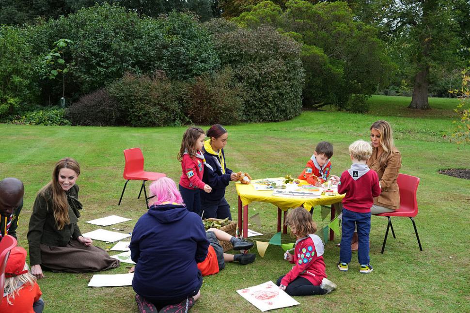 Imagini senzaționale cu Melania Trump și prințesa Catherine. După bal, au ieșit afară ca să facă „hoteluri pentru insecte” 1008572