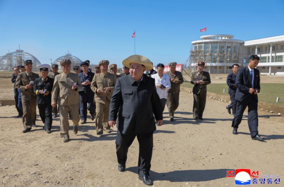 Kim Jong Un se laudă cu „insula cu comori”, noua lui fermă de sere, cu care zice că va salva economia țării 1008656