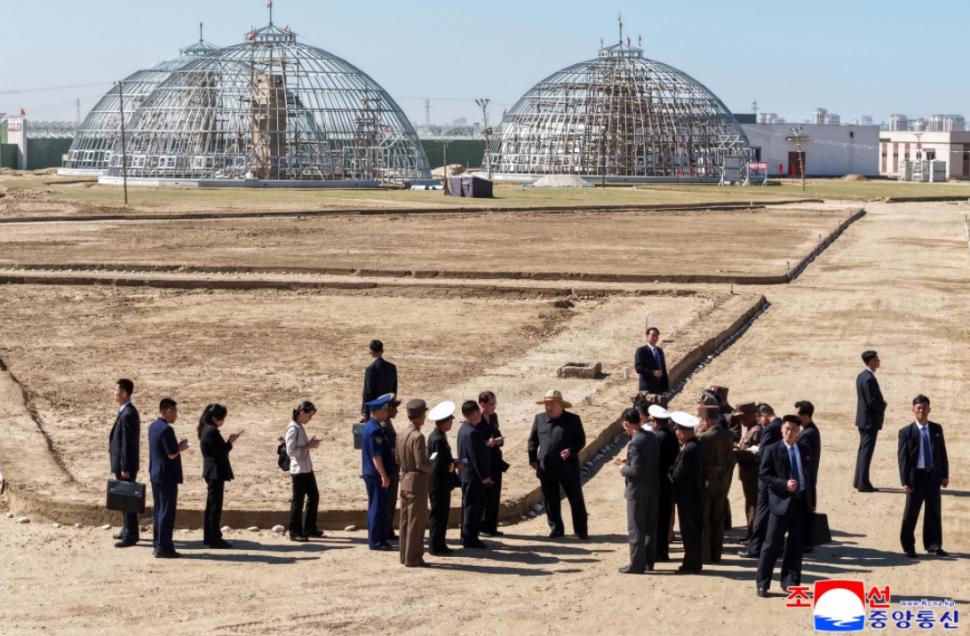 Kim Jong Un se laudă cu „insula cu comori”, noua lui fermă de sere, cu care zice că va salva economia țării 1008657