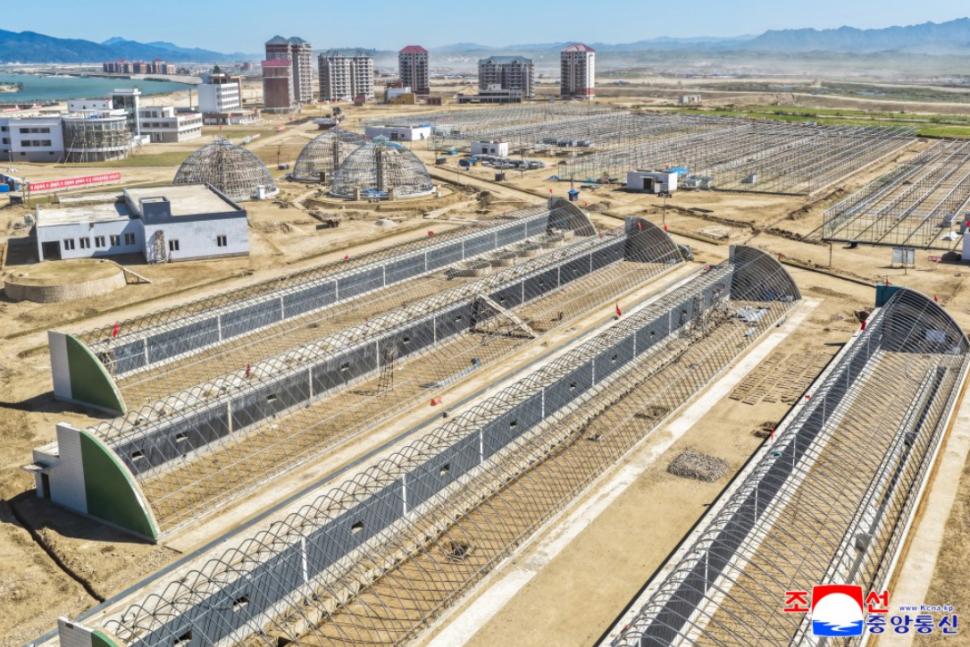 Kim Jong Un se laudă cu „insula cu comori”, noua lui fermă de sere, cu care zice că va salva economia țării 1008658