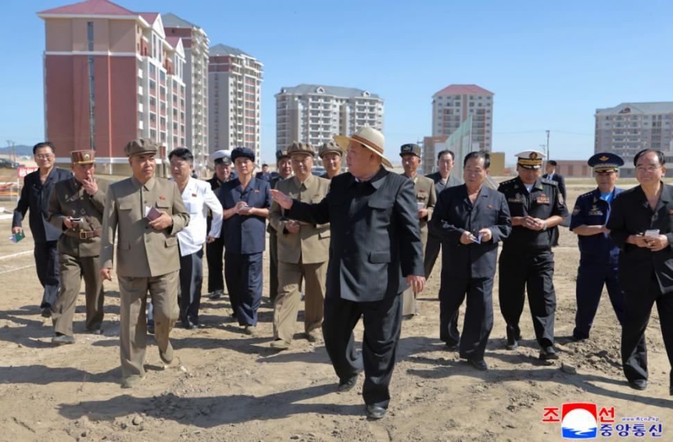 Kim Jong Un se laudă cu „insula cu comori”, noua lui fermă de sere, cu care zice că va salva economia țării 1008660