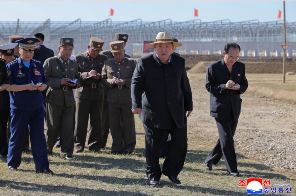 Kim Jong Un se laudă cu „insula cu comori”, noua lui fermă de sere, cu care zice că va salva economia țării 1008661