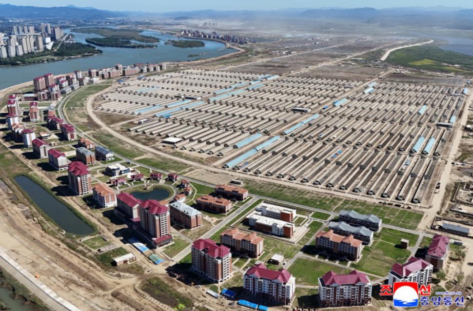 Kim Jong Un se laudă cu „insula cu comori”, noua lui fermă de sere, cu care zice că va salva economia țării 1008662