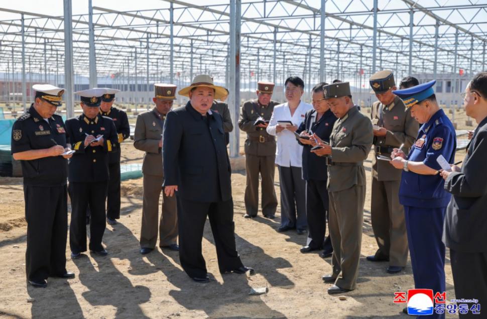 Kim Jong Un se laudă cu „insula cu comori”, noua lui fermă de sere, cu care zice că va salva economia țării 1008663