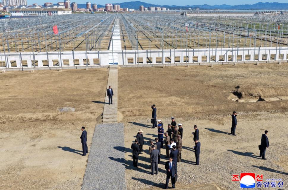 Kim Jong Un se laudă cu „insula cu comori”, noua lui fermă de sere, cu care zice că va salva economia țării 1008664