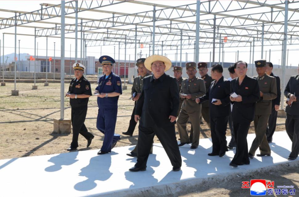 Kim Jong Un se laudă cu „insula cu comori”, noua lui fermă de sere, cu care zice că va salva economia țării 1008665