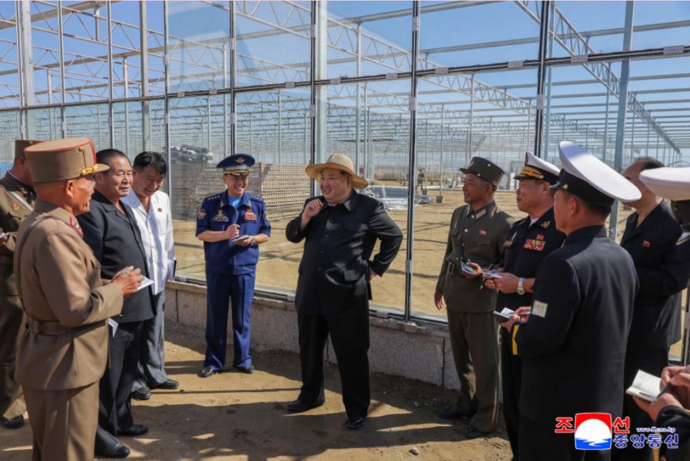 Kim Jong Un se laudă cu „insula cu comori”, noua lui fermă de sere, cu care zice că va salva economia țării 1008666