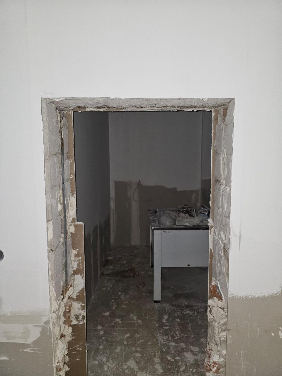 Șeful Spitalului Caransebeş ar fi luat mită 250.000 de lei într-o singură lună. Imagini cu renovările care au dus la o anchetă DNA 1008608