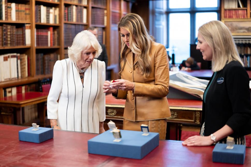 Imagini spectaculoase cu Melania Trump și Regina Camilla în vizită la Casa de Păpuși Windsor 1008868