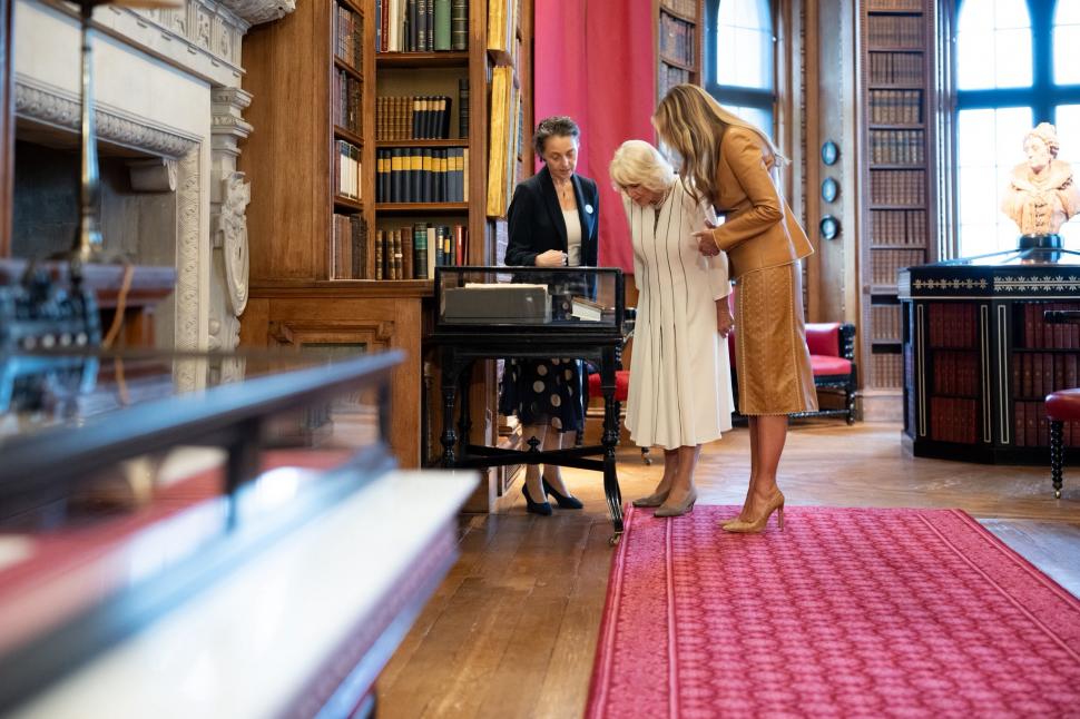 Imagini spectaculoase cu Melania Trump și Regina Camilla în vizită la Casa de Păpuși Windsor 1008870