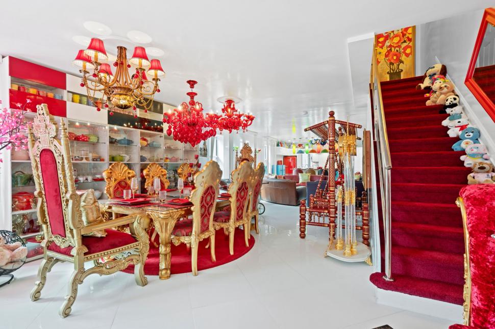 O casă extrem de colorată scoasă la vânzare și secretul ei întunecat. Cui îi aparține și de ce proprietarul vrea să scape rapid de ea 1008288