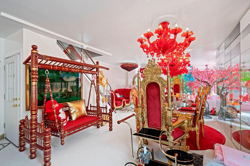 O casă extrem de colorată scoasă la vânzare și secretul ei întunecat. Cui îi aparține și de ce proprietarul vrea să scape rapid de ea 1008289