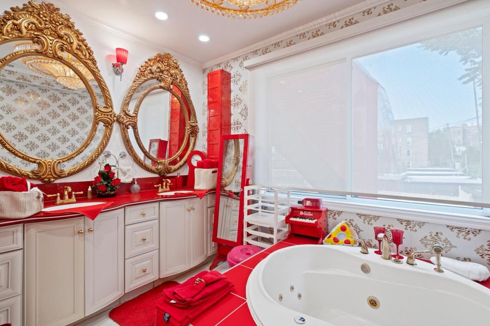 O casă extrem de colorată scoasă la vânzare și secretul ei întunecat. Cui îi aparține și de ce proprietarul vrea să scape rapid de ea 1008290