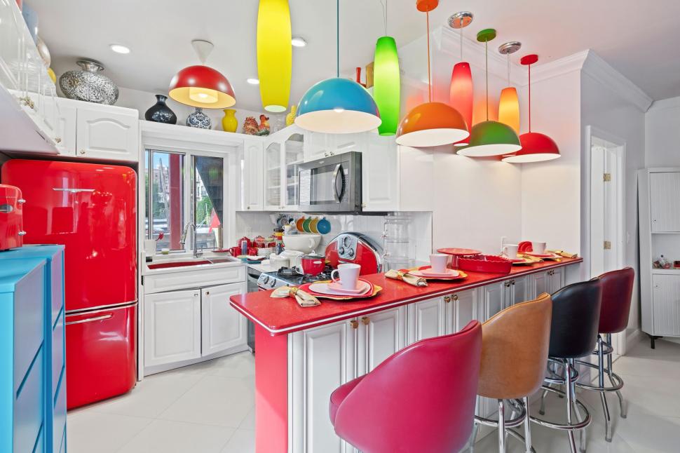 O casă extrem de colorată scoasă la vânzare și secretul ei întunecat. Cui îi aparține și de ce proprietarul vrea să scape rapid de ea 1008291