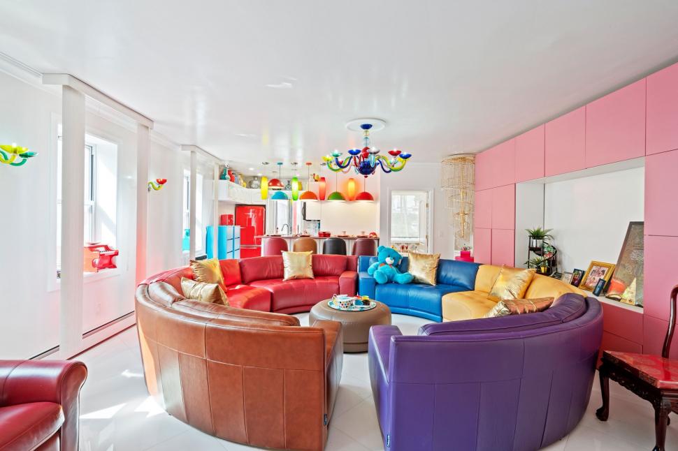 O casă extrem de colorată scoasă la vânzare și secretul ei întunecat. Cui îi aparține și de ce proprietarul vrea să scape rapid de ea 1008292