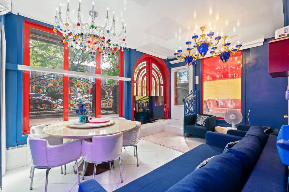 O casă extrem de colorată scoasă la vânzare și secretul ei întunecat. Cui îi aparține și de ce proprietarul vrea să scape rapid de ea 1008293