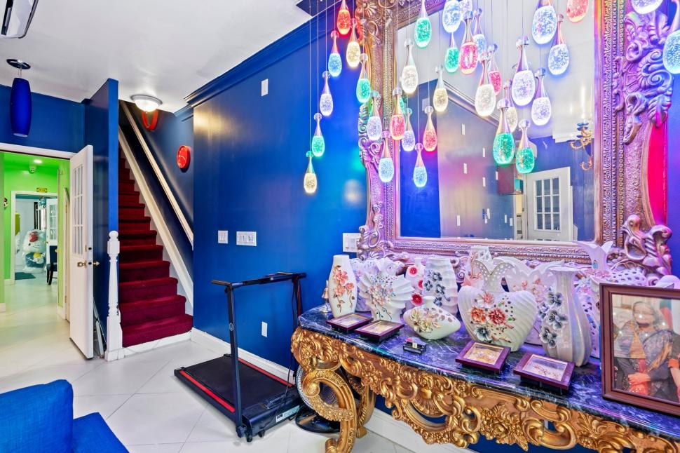 O casă extrem de colorată scoasă la vânzare și secretul ei întunecat. Cui îi aparține și de ce proprietarul vrea să scape rapid de ea 1008294