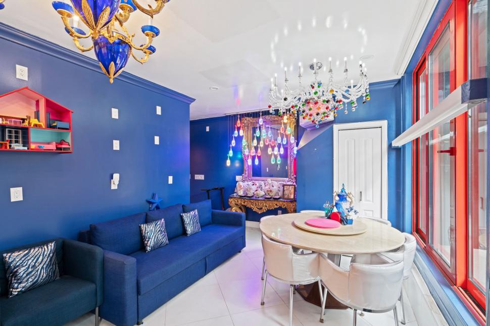 O casă extrem de colorată scoasă la vânzare și secretul ei întunecat. Cui îi aparține și de ce proprietarul vrea să scape rapid de ea 1008295